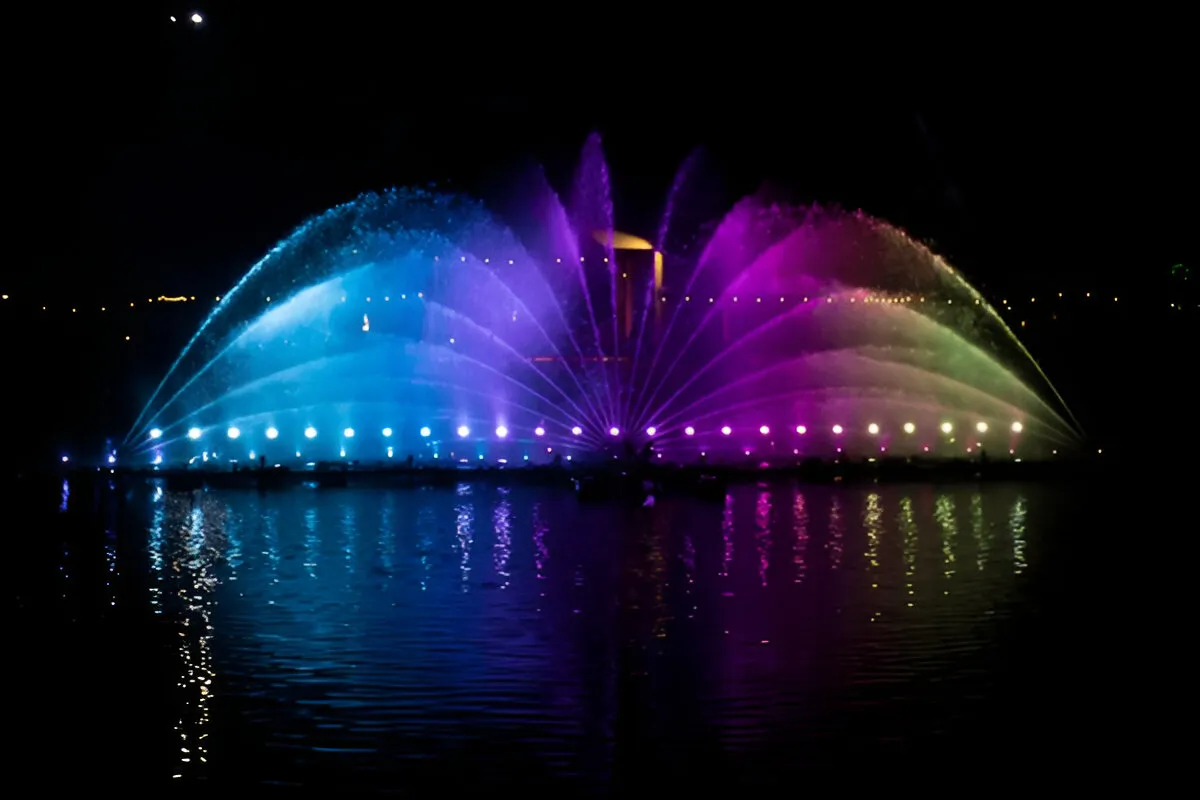 Synchronized water display in a musical dancing fountain