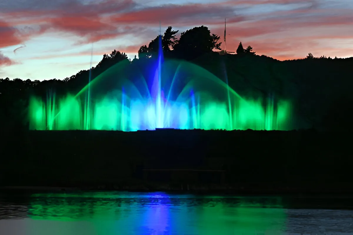 Synchronized water display in a musical dancing fountain