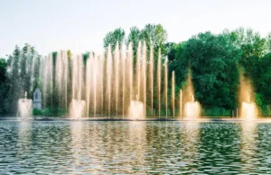 Dancing fountain with synchronized jets and lighting