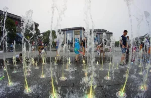 Music fountain with synchronized water jets and lights