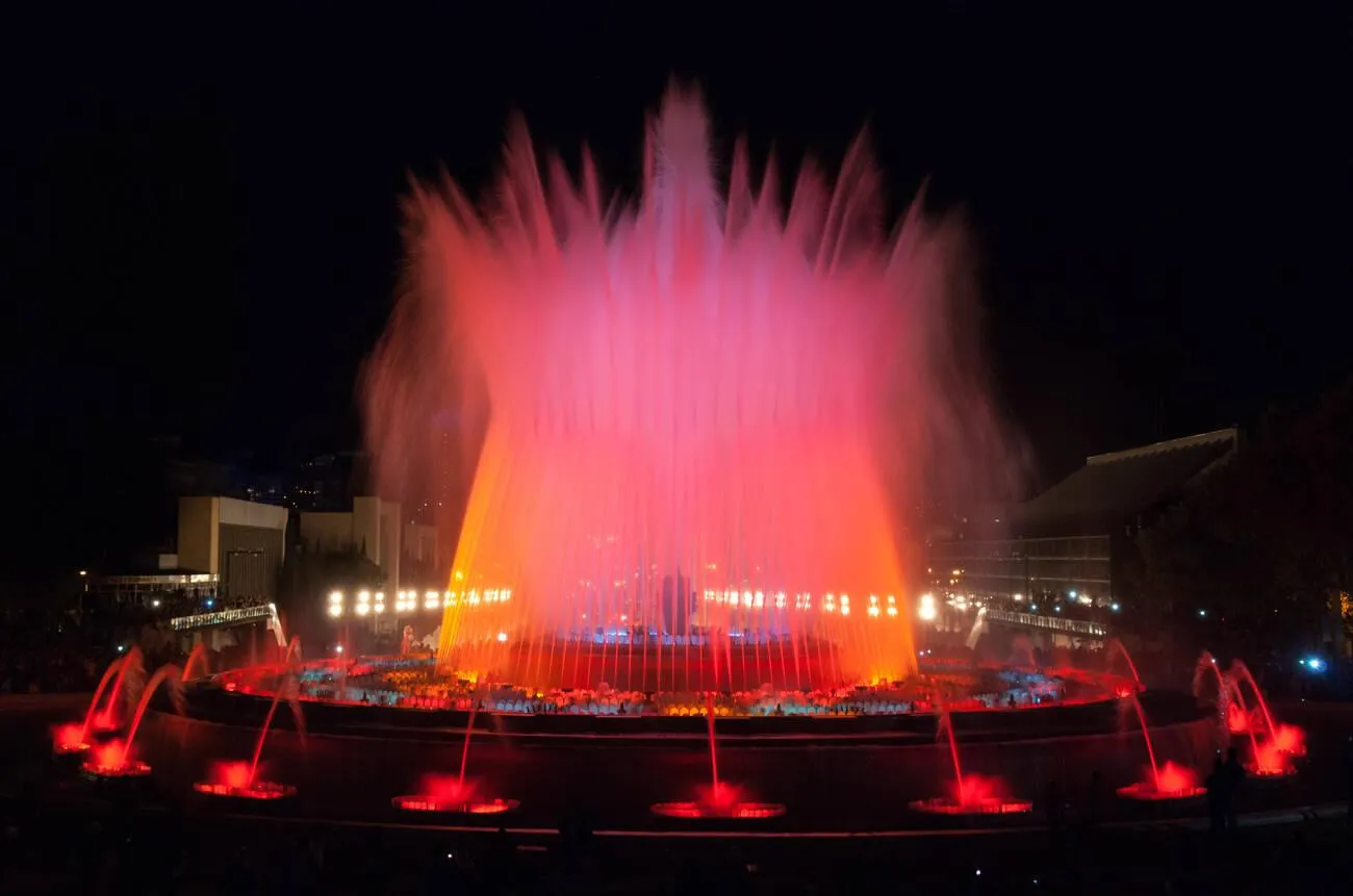 Floating dancing fountain installation